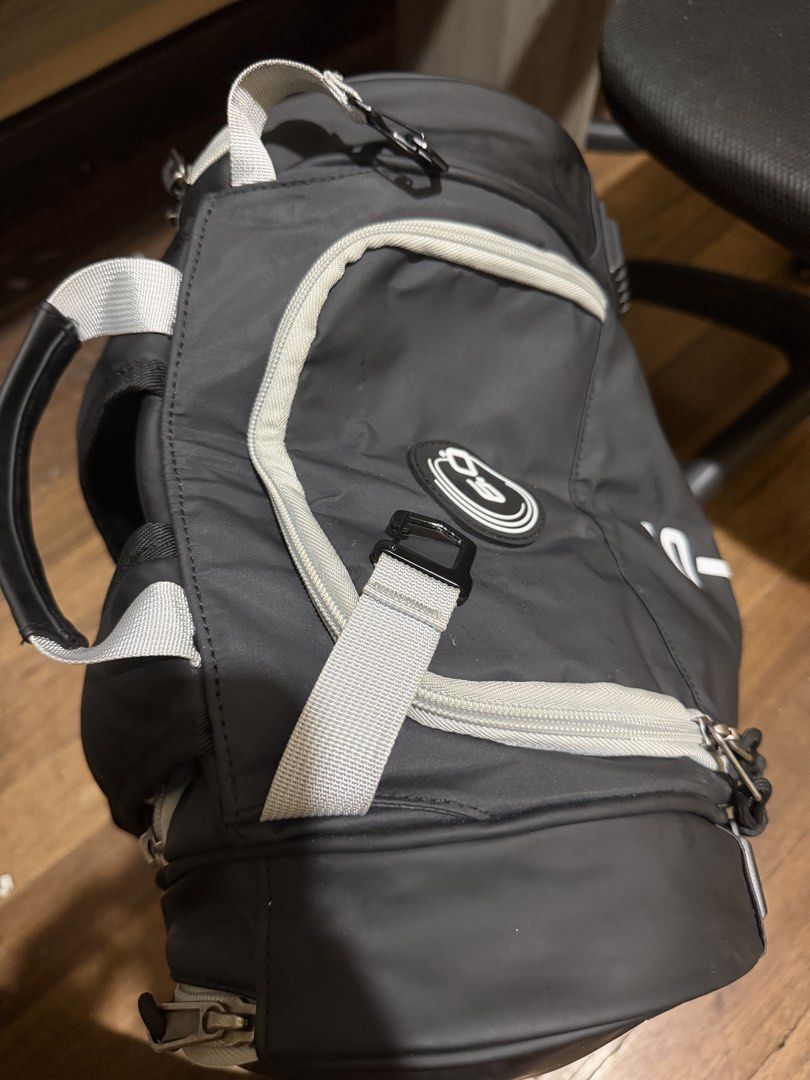 Six Zero Pickleball Bag (Category: Racket and Ball Sports) located in Paranaque City. Submitted by quimdeloviar (Listing ID 1460894996, Image 3). Description: Selling my Used Six Zero Pickleball Bag. Or Swap to any pickleball bag. DM ME RFS - Too big for me 😁👍🏼 Issue has small miss thread on the side pocket and 2 minimal scratch..