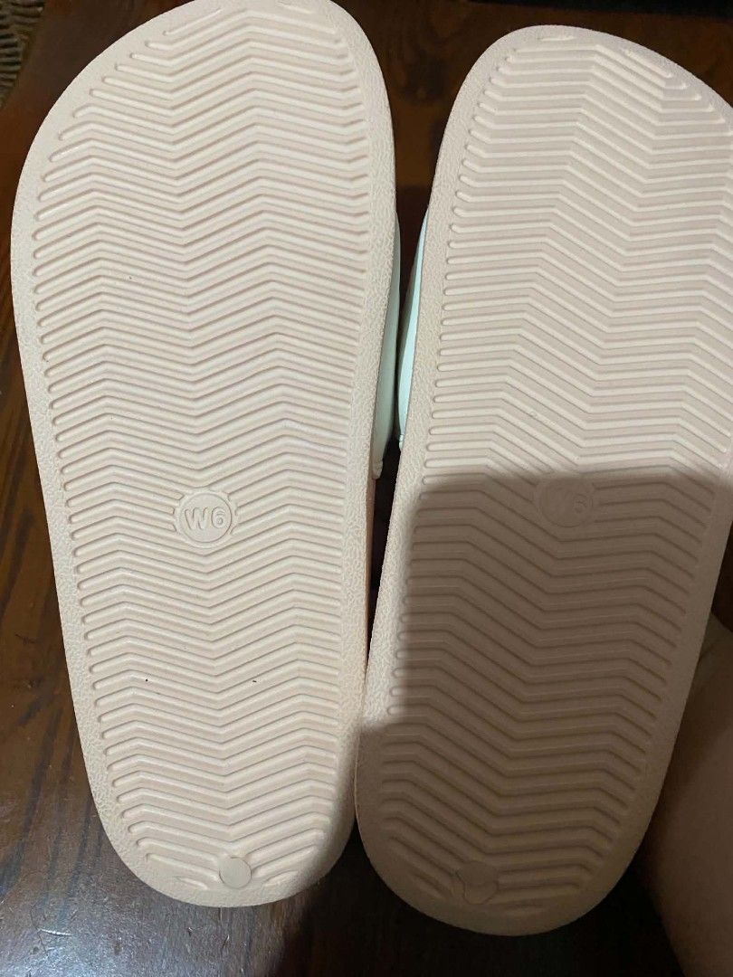 Skechers sliders (Category: Slippers and slides) located in Marikina City. Submitted by 25thofaugust (Listing ID 1460842990, Image 3). Description: Brand new Original with tag size 6 bought abroad .
