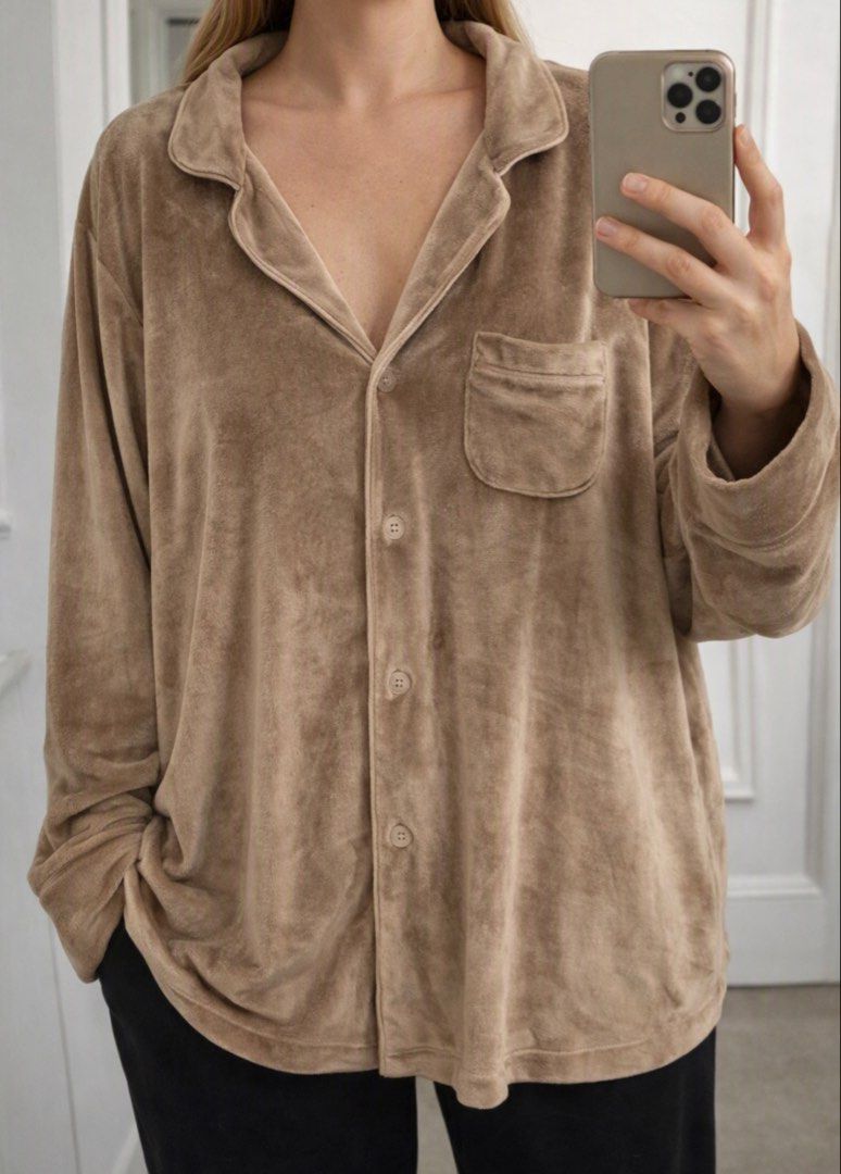 Skims Velvet Pajama Top (Category: Undergarments & Loungewear) located in Pakil. Submitted by roserarela (Listing ID 1460739317, Image 2). Description: - Super soft velvet fabric - Classic button-up style - Convenient chest pocket - Long sleeves with cuffed hems - Perfect for ultimate comfort and cozy lounging at home.