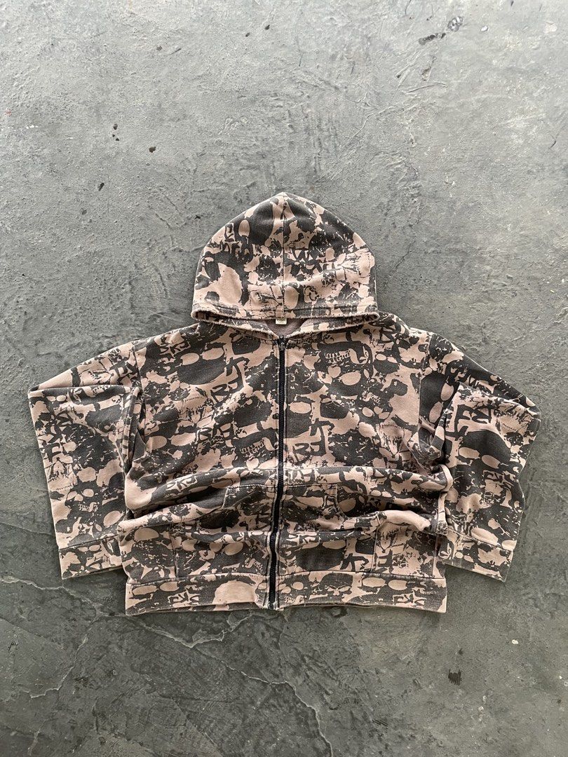 Skull Y2k hoodie (Category: Hoodies) located in Manila. Submitted by mr.daco (Listing ID 1460768847, Image 1). Description: Dimes:22x28 No issue Ready to wear Pm if interested .