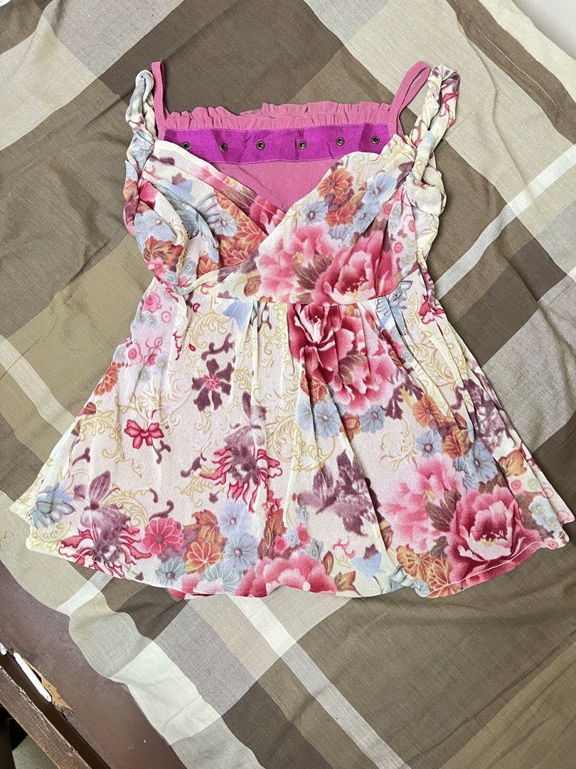 Sleeveless top with inner pink layer (Category: Sleeveless) located in San Jose. Submitted by thymies (Listing ID 1460773570, Image 1). Description: Can fit small-medium size.