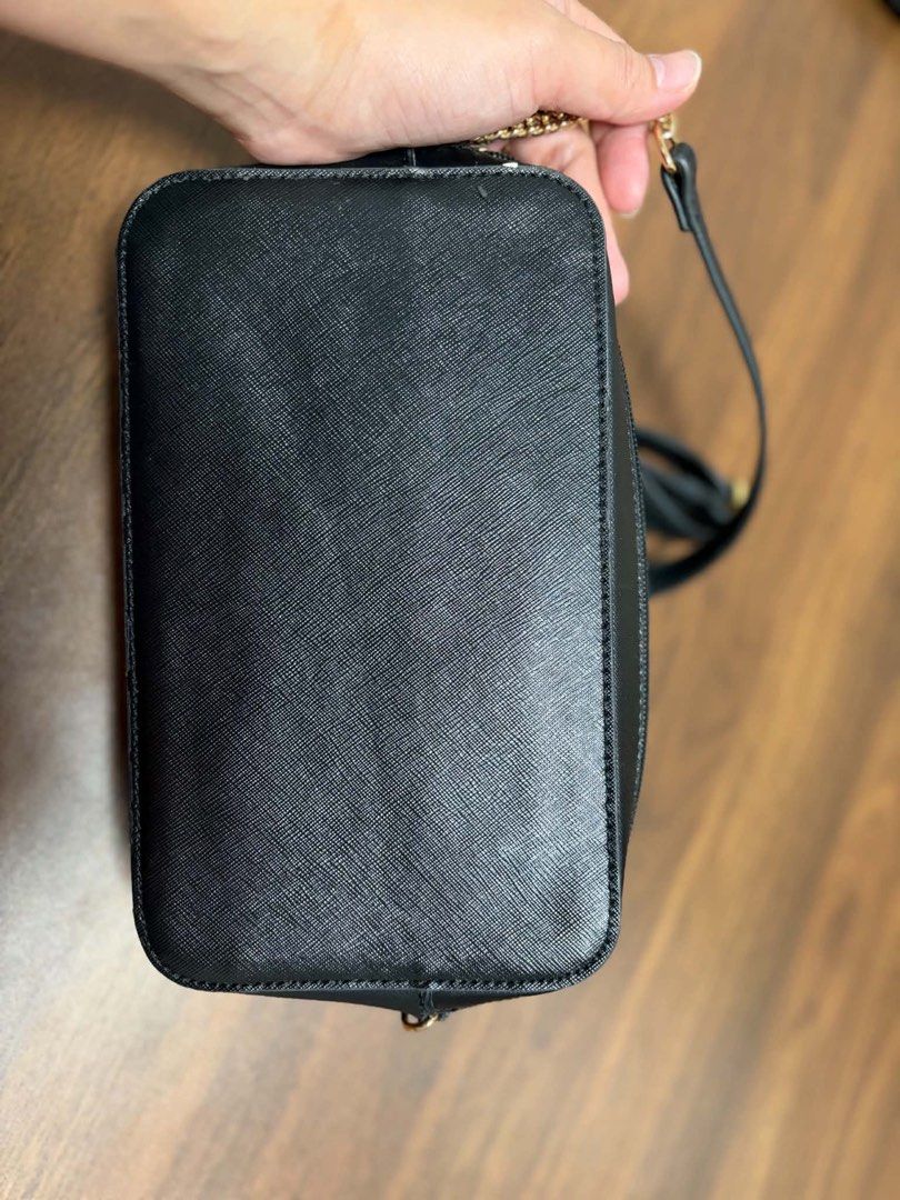 Sling bag (Category: Sling Bags) located in Cavite. Submitted by genshop2019 (Listing ID 1460920041, Image 2). Description: Natanggal yung sling kasi nahila ng bata..