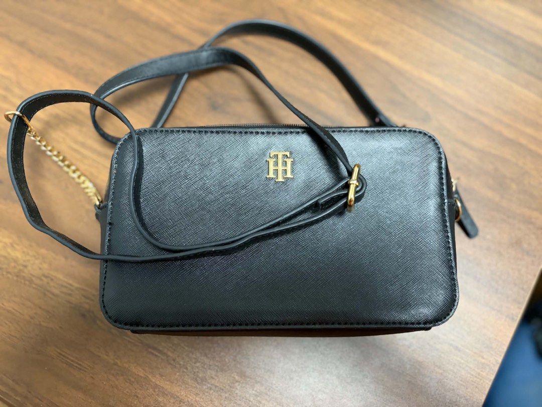 Sling bag (Category: Sling Bags) located in Cavite. Submitted by genshop2019 (Listing ID 1460920041, Image 1). Description: Natanggal yung sling kasi nahila ng bata..