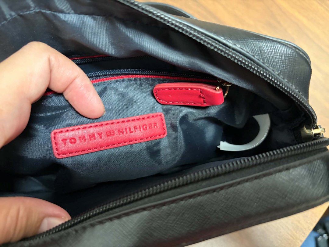 Sling bag (Category: Sling Bags) located in Cavite. Submitted by genshop2019 (Listing ID 1460920041, Image 3). Description: Natanggal yung sling kasi nahila ng bata..