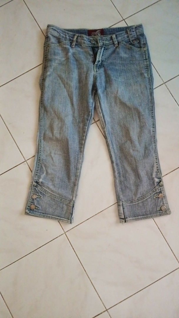 (S-M) Womens Blue Denim Capris with Button Detail (Category: Jeans) located in Makilala. Submitted by yazhinori (Listing ID 1460780905, Image 1). Description: - Cute blue denim capri jeans - Cropped length with a flared hem - Button details at the ankle - Ideal for casual wear - Easy to pair with tops and sandals.