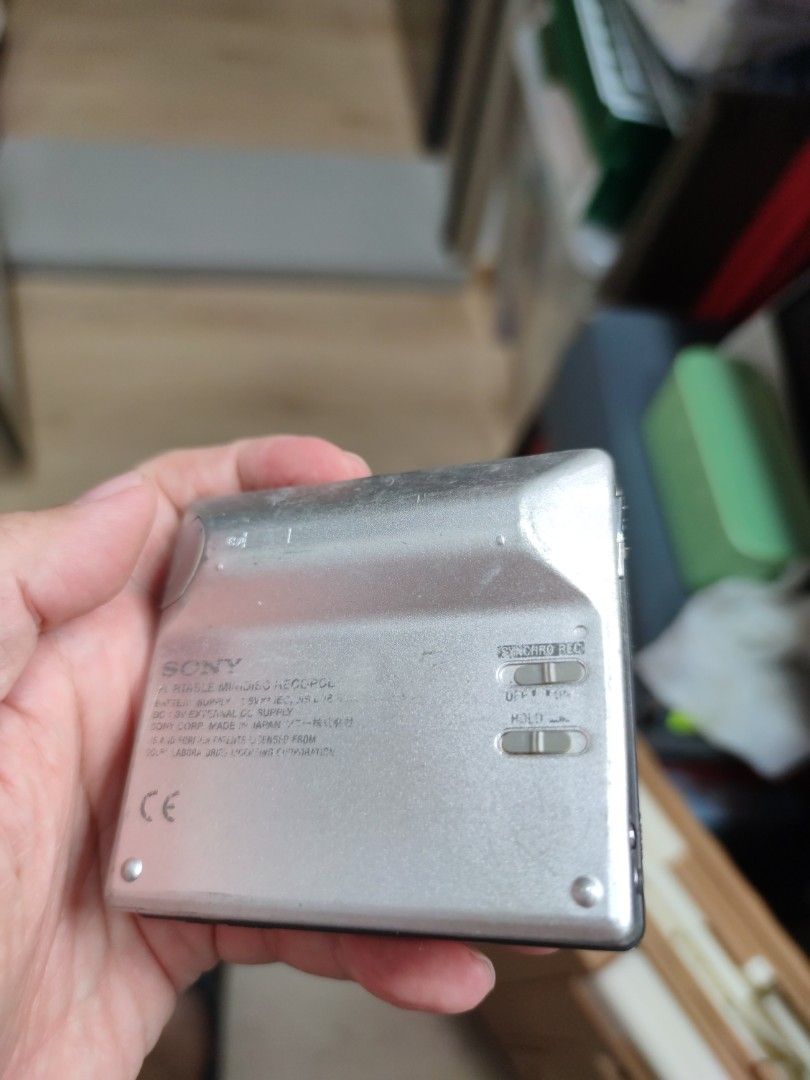 SONY 迷你錄音機 （分類：錄音機）位於 Hong Kong。 由 alexcwghk 提交（商品編號 1460800613，圖片 3）。簡介： 中古SONY MD 迷你連錄音機，型號係MZ-R900。有好多插口，可以駁咪同埋其他嘢。機身有啲使用痕跡，用電池，超方便，另外可用2個耳機啊！。
