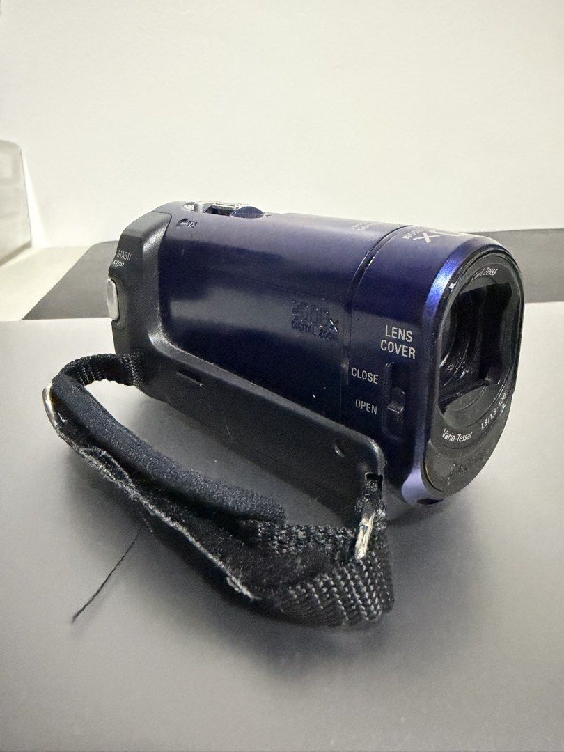 Sony Handycam DCR-SX30 (Category: Cameras) located in San Fernando. Submitted by yhklid (Listing ID 1460903488, Image 2). Description: .