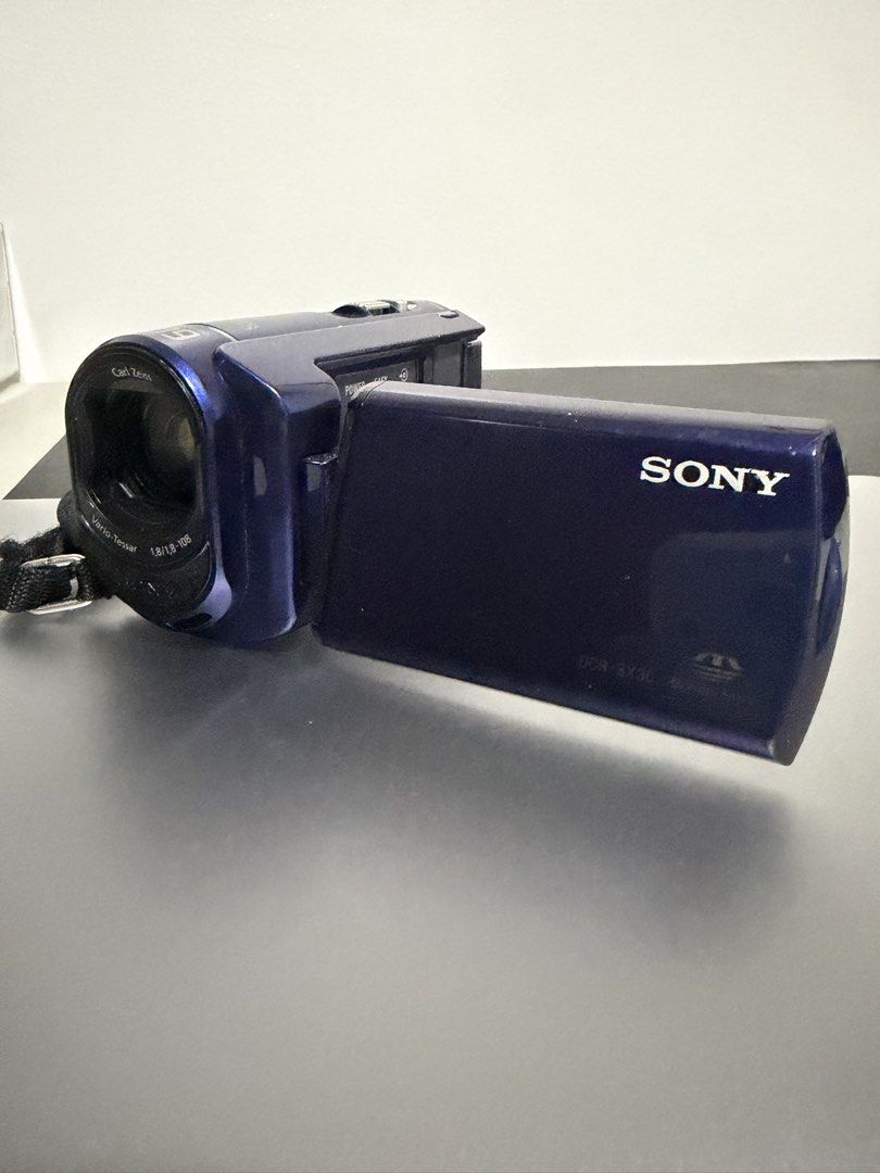 Sony Handycam DCR-SX30 (Category: Cameras) located in San Fernando. Submitted by yhklid (Listing ID 1460903488, Image 1). Description: .