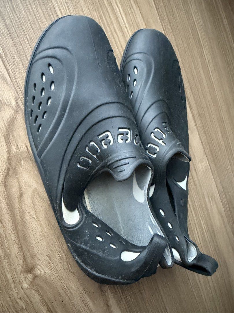 Speedo Aqua Shoes (Category: Slippers and slides) located in Makati City. Submitted by rarehawk_ed33dd (Listing ID 1460832307, Image 3). Description: .