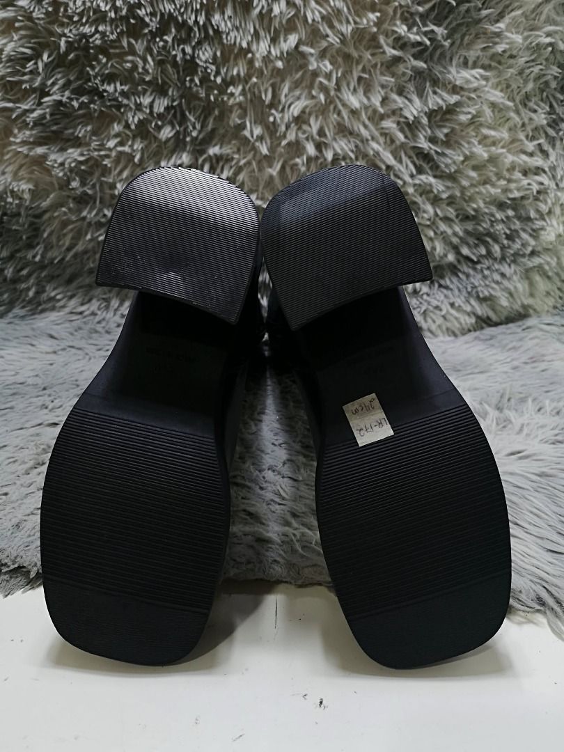 Square Toe Knee High Leather Boots (Category: Boots) located in Santa Cruz. Submitted by jmy_surplus.2 (Listing ID 1460529301, Image 2). Description: Size ; 24cm Color ; Black Type ; Boots Brand ; No brand Material ; Leather Style ; Black leather Block Heeled Boots LR 172 JMY 5 Batch #218.