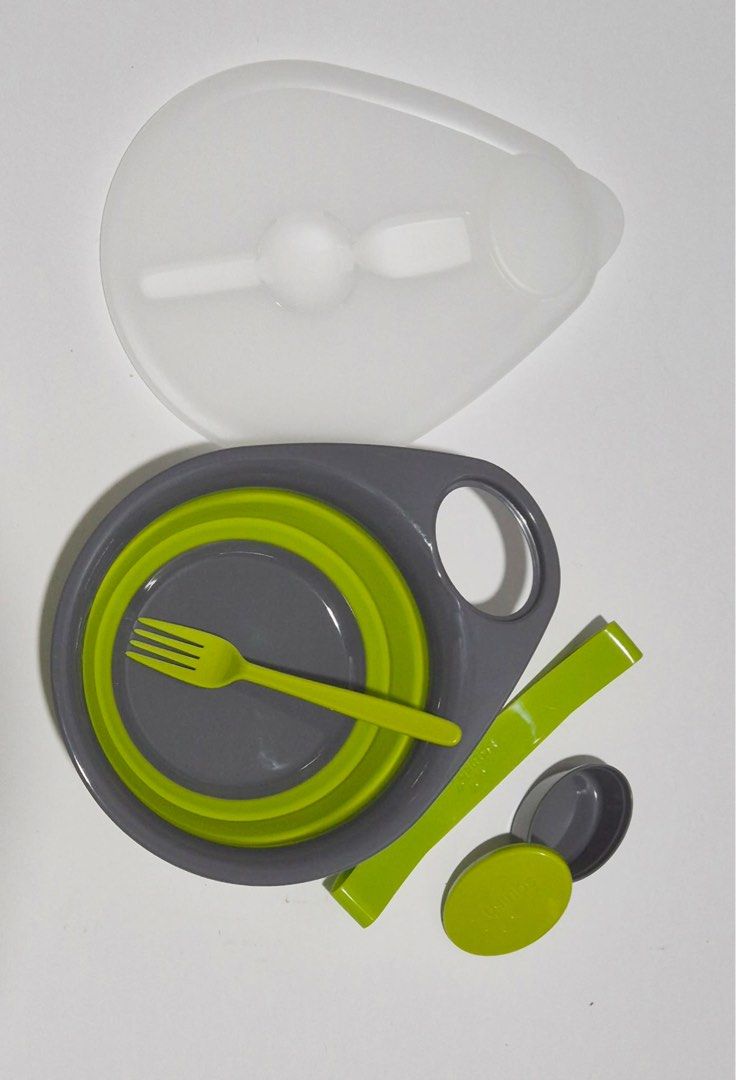 Squish 5 Piece Collapsible Salad Set (Category: Other Kitchenware & Tableware) located in Antipolo. Submitted by mutyafinds (Listing ID 1460738444, Image 2). Description: - Squish 5-piece collapsible salad set - Includes 5-cup bowl with lid - Includes 2 oz dressing container with lid - Includes fork - Collapses for low-profile storage - Dishwasher safe - BPA Free - Ideal for lunches on the go or picnics - Available 2sets.