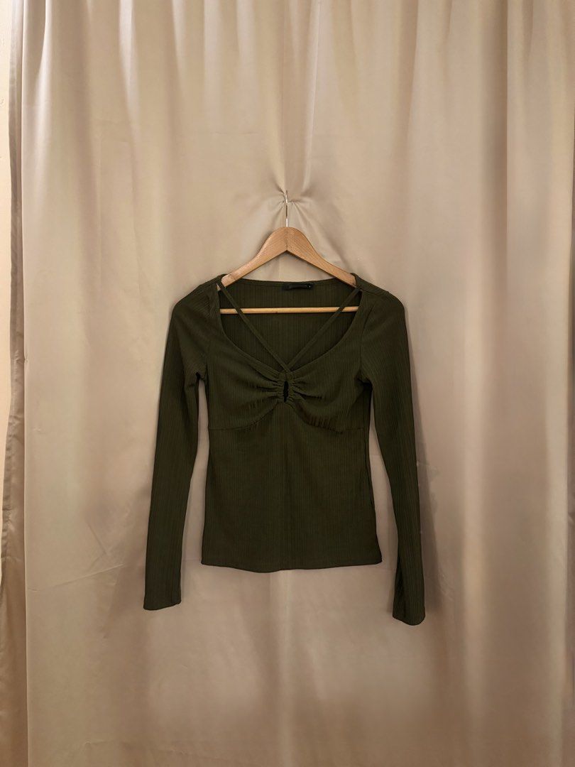 Statement rib knit longsleeves navy green (Category: Blouses) located in Manila. Submitted by 414studio (Listing ID 1460898196, Image 1). Description: Medium size Fits small to med.