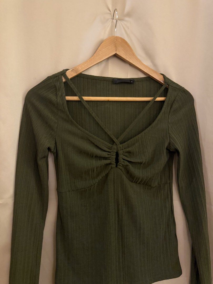 Statement rib knit longsleeves navy green (Category: Blouses) located in Manila. Submitted by 414studio (Listing ID 1460898196, Image 2). Description: Medium size Fits small to med.