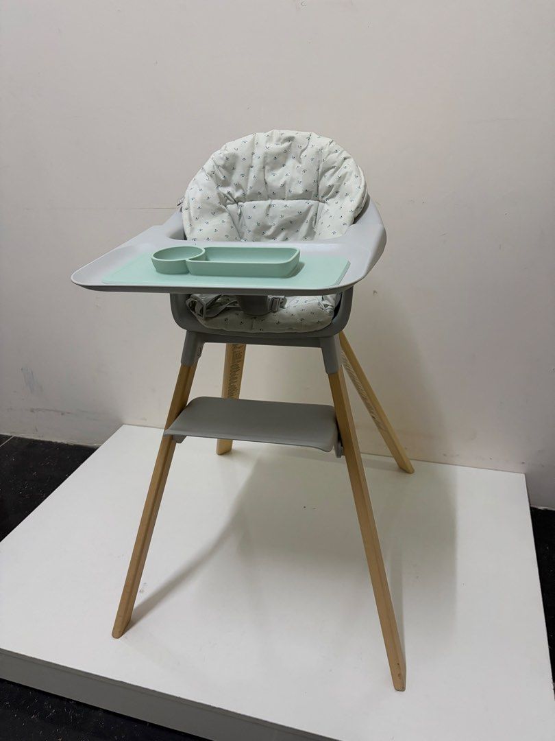Stokke Clikk high chair +cushion+placemat （分類：兒童傢具 - 桌子及椅子）位於 Hong Kong。 由 mothercourtclearance 提交（商品編號 1460788398，圖片 1）。簡介： Clikk High Chair (Beech Wood): $1,490.00 Cushion: $490.00 Placemat: $290.00 Total $2,270.00 商鋪陳列品 原價 $2270 自取價$1200 自取地點：葵涌倉 。