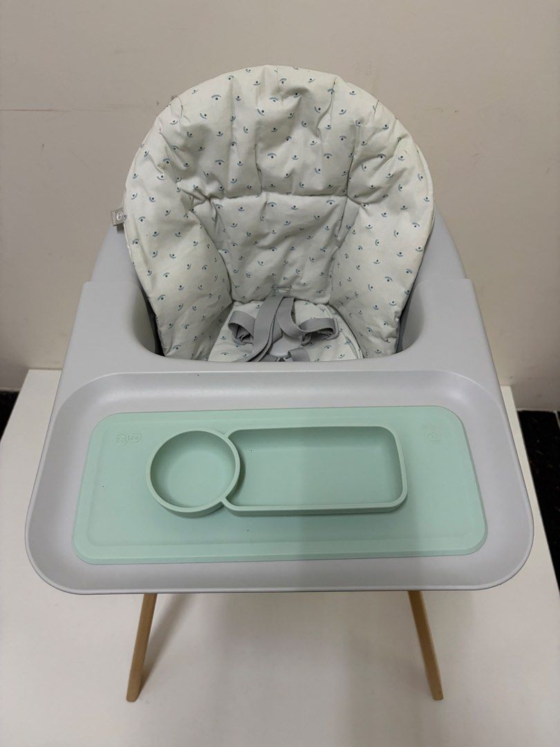 Stokke Clikk high chair +cushion+placemat （分類：兒童傢具 - 桌子及椅子）位於 Hong Kong。 由 mothercourtclearance 提交（商品編號 1460788398，圖片 2）。簡介： Clikk High Chair (Beech Wood): $1,490.00 Cushion: $490.00 Placemat: $290.00 Total $2,270.00 商鋪陳列品 原價 $2270 自取價$1200 自取地點：葵涌倉 。
