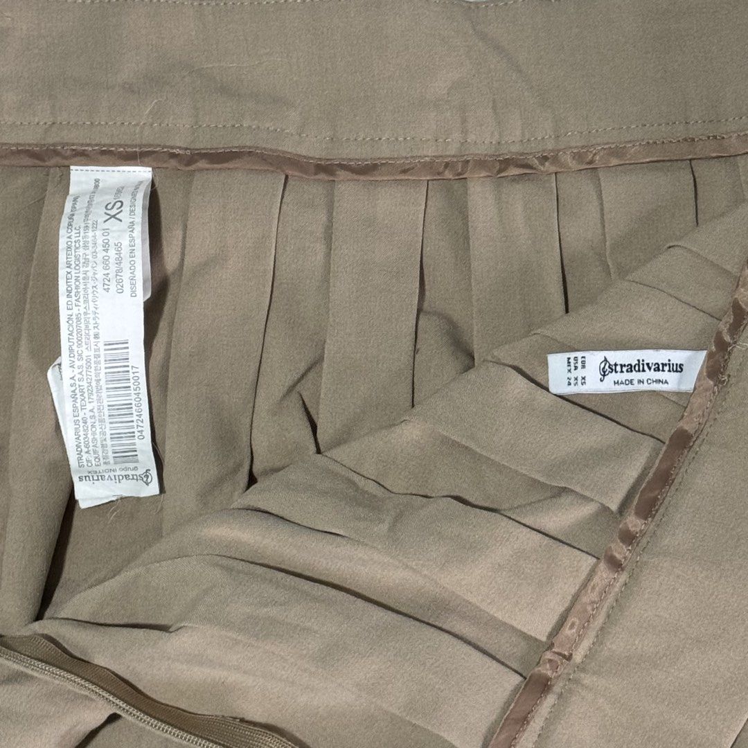 stradivarius brown pleated skirt (Category: Skirts) located in Pasay City. Submitted by ultzen (Listing ID 1460748382, Image 3). Description: - stradivarius brown pleated skirt - size XS - fits up to S - perfect for cosplays / costumes :) - rfs: doesn’t fit anymore mop: bpi / gcash / maribank mod: j&t / lbc / sdd (manila).