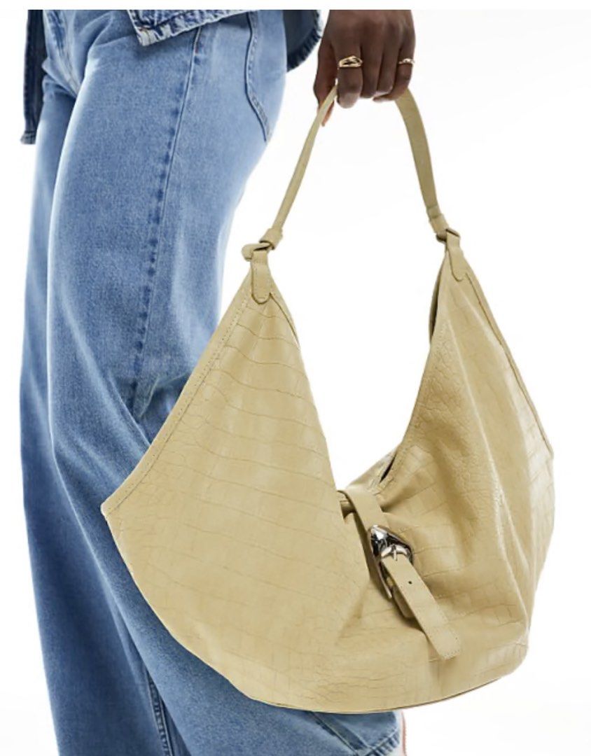 Stradivarius Shoulder Bag (Category: Shoulder Bags) located in Manila. Submitted by clothes4breakfast (Listing ID 1460742436, Image 1). Description: - Brand: Stradivarius - Perfect for everyday use! - Used once lang ata - RFS: Decluttering.