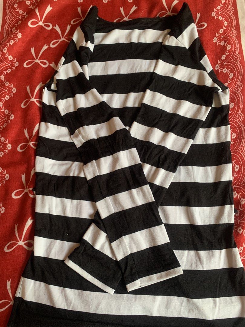 STREET Black Striped Long Sleeves (Category: Longsleeves) located in Navotas City. Submitted by elaitems (Listing ID 1460803509, Image 3). Description: - Dimensions: • width: 23 inches • length: 27 inches •Adults: S - XL - Negotiable price - PRELOVED! NO issues or stain - STREET Black long sleeves (V-neck) .