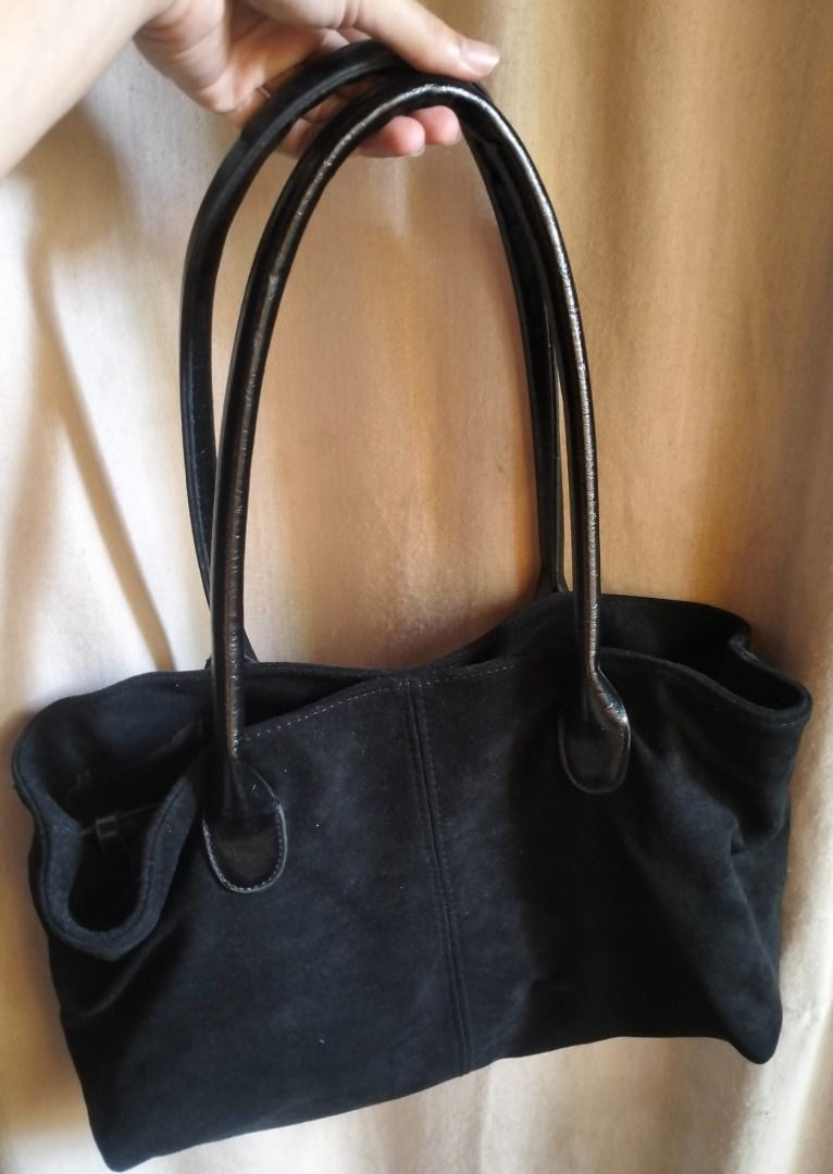 Suede Black Shoulder Bag (Category: Purses & Pouches) located in Caloocan City. Submitted by pretaporter.2026 (Listing ID 1460766310, Image 3). Description: Rfs: Declutter GRAB NOW PERFECT CORPORATE BAG, BGC CHIC VIBE, & CASUAL iPad/Laptop can fit it's very spacious LAST FIXED PRICE, BAGSAK PRESYO🫂.