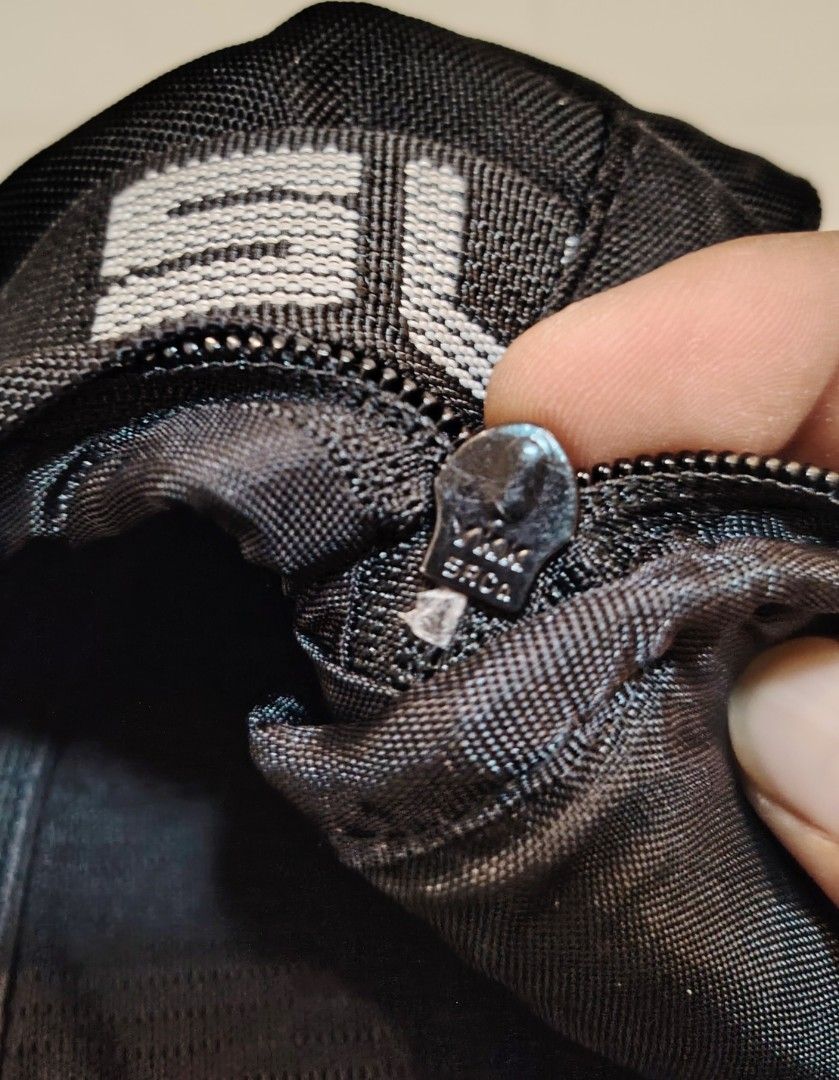 SUPREME SS18 BLACK (Category: Belt bags, Clutches and Pouches) located in Polomolok. Submitted by gladymae89147 (Listing ID 1460874520, Image 2). Description: NO DAMAGE.