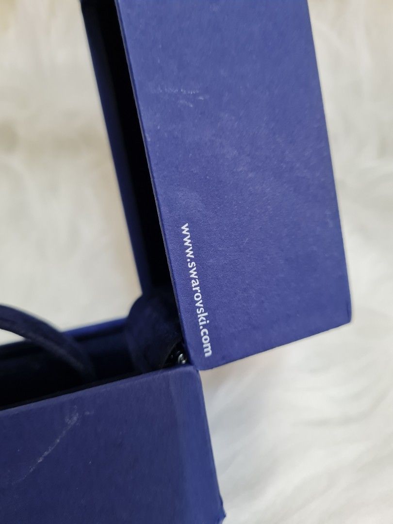 Swarovski (Category: Luxury Accessories) located in Bulacan. Submitted by kraeyon_shop (Listing ID 1460720617, Image 3). Description: ✔️💯 Guaranteed authentic ✔️ Dim. 2in.x 3.5in. Swarovski bracelet or watch presentation box featuring the brand's swan logo on the inner lid..