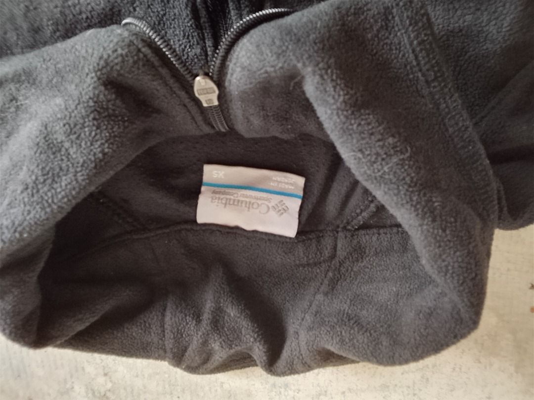 Sweater US Columbia (Category: Activewear) located in Los Banos. Submitted by mania-62906 (Listing ID 1460794157, Image 2). Description: Authentic. US Extra Small. Lightly used black..