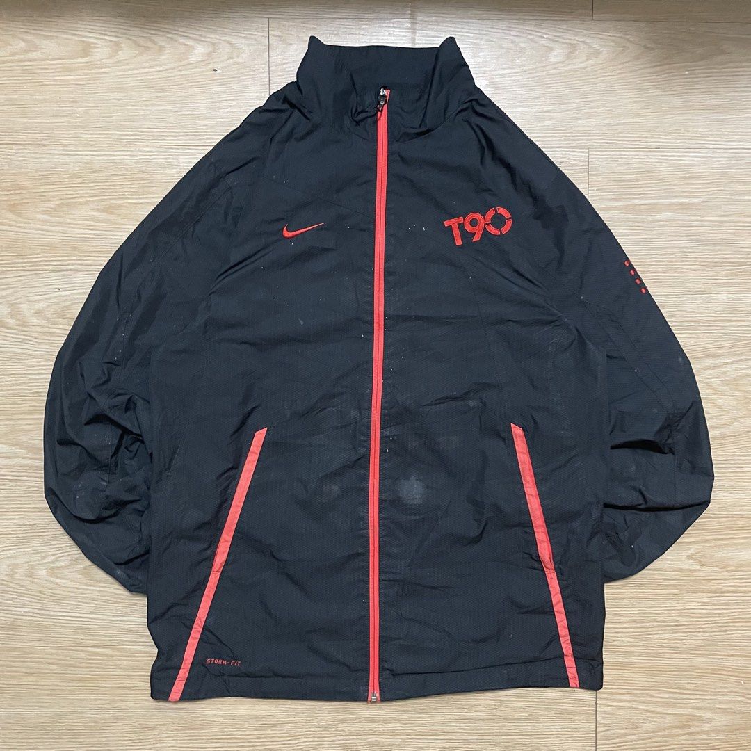 T90 NIKE WINDBREAKER (Category: Coats, Jackets and Outerwear) located in Manila. Submitted by thriftkolngeh (Listing ID 1460783435, Image 1). Description: ⏬ DETAILS ⏬ Vintage Storm Fit T90 Nike Windbreaker Brand: Nike - ready to wear (nalabhan na) - good fittings - Pouch ——————————————————————— • Dimes W : 23 L : 30 issue : Distressing and Pinholes Condition : 10/10 Color rate : 9/10 Mine : 450 ——————————————————————— - off/legit - payment first 