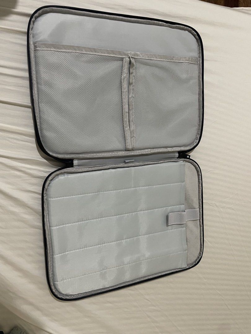 Tablet / Laptop Handbag Dustproof and Water Resistant (Category: Other Accessories) located in Manila. Submitted by wysiwyglea19932 (Listing ID 1460905638, Image 2). Description: Size: 13 inches Can be use for Laptop or Ipad/Tablet Rfs: bought the wrong size for my Ipad A16 .