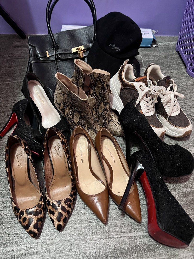 Take all with authentic MK (Category: Heels) located in Manila. Submitted by heygianni (Listing ID 1460824711, Image 1). Description: TAKE ALL WITH AUTHENTIC MK SNEAKERS ALL FROM JAPAN SIZES 35 TO 36.