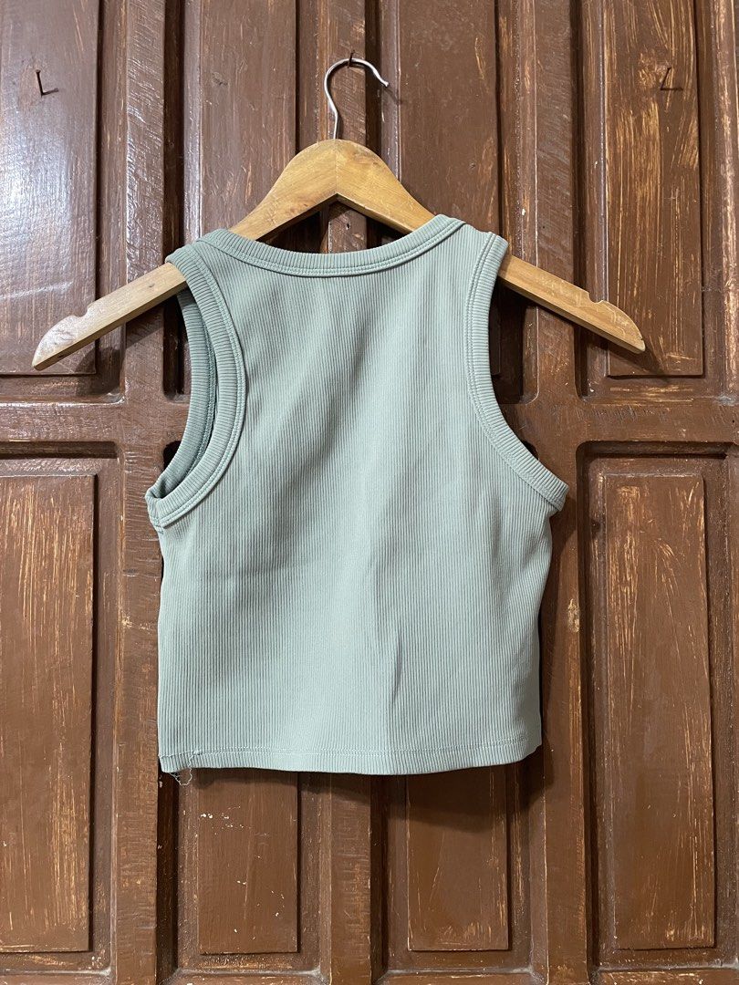Tank top (Category: Sleeveless) located in Caloocan City. Submitted by loveshanks (Listing ID 1460743022, Image 2). Description: .