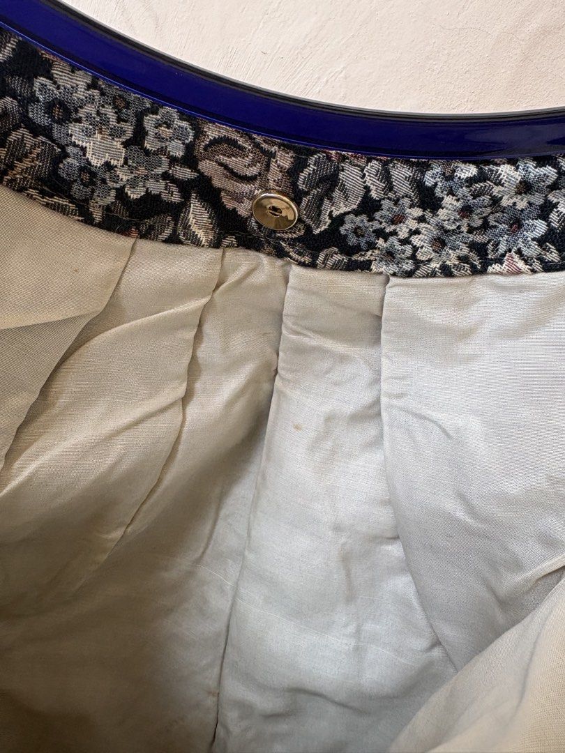 Tapestry hand /sholder bag (Category: Other Home Decor) located in Dipolog. Submitted by playmatesfriend.ph (Listing ID 1460915466, Image 2). Description: .