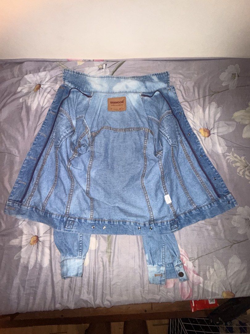 Texwood Denim Jacket Size S (Category: Coats, Jackets and Outerwear) located in Caloocan City. Submitted by vincentlorenz (Listing ID 1460810176, Image 1). Description: - Classic blue denim jacket by Texwood - Button-up front closure - Features chest pockets - Standard fit, ideal for layering - Versatile for casual outfits.