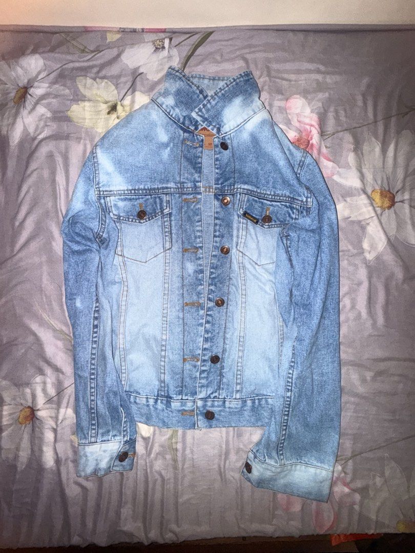 Texwood Denim Jacket Size S (Category: Coats, Jackets and Outerwear) located in Caloocan City. Submitted by vincentlorenz (Listing ID 1460810176, Image 2). Description: - Classic blue denim jacket by Texwood - Button-up front closure - Features chest pockets - Standard fit, ideal for layering - Versatile for casual outfits.