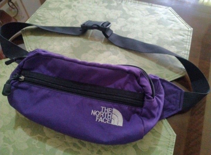 THE NORTH FACE for Reseller's Price Drop (Category: Belt bags, Clutches and Pouches) located in Bulacan. Submitted by mitchikoscollection (Listing ID 1460894171, Image 1). Description: 🩷‼️For Lalamove only 🩷 Last Price Posted‼️🩷 Unisex Made in USA Authentic/Original Slightly used , with slight normal sign of usage .. Unnoticeable small dark stain sa ilalim as in di halata .. 43 Inches haba kasama Strap .. 4 x 6 x 11 Inches yun pinaka Bag ...