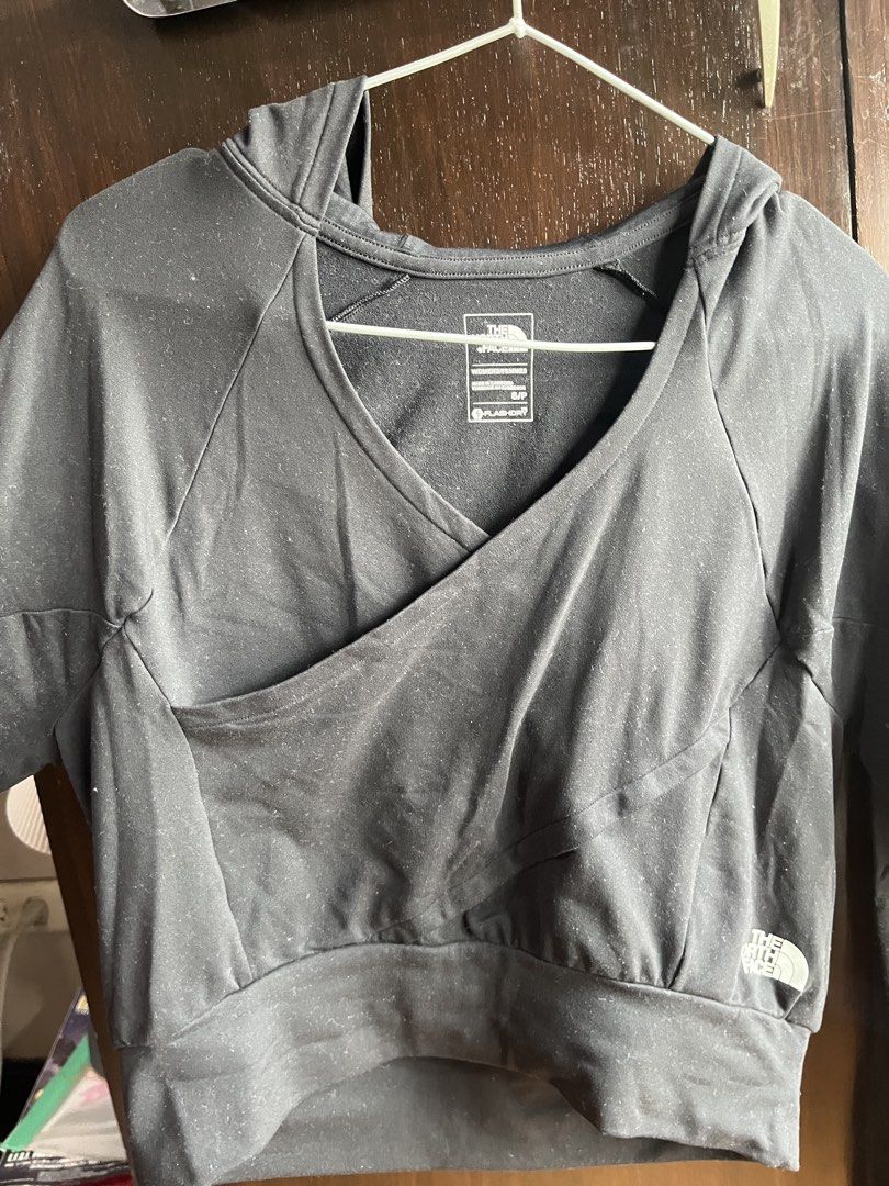 The North Face Crossover Crop Jacket with Hood (Category: Coats, Jackets and Outerwear) located in Quezon City. Submitted by shhmm (Listing ID 1460749705, Image 3). Description: the north face cropped sweater with overlap detail and hood fabric is super soft good for workouts .