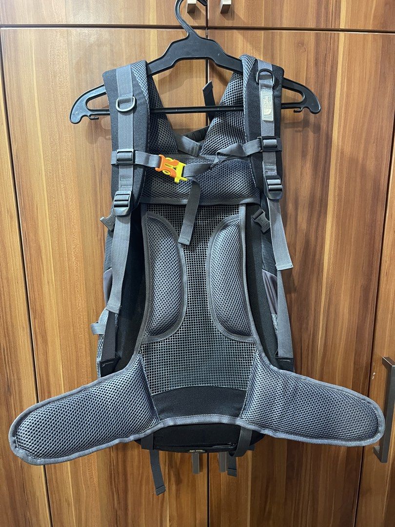 The North Face Electron 40 Backpack (Category: Backpacks) located in Quezon City. Submitted by enzo04 (Listing ID 1460901599, Image 2). Description: - 40L hiking backpack - sturdy and reliable for traveling/hiking - has many compartments - water repellant materials - comfortable to wear RFS: Declutterring/not using it anymore Issues: See 4th-last photo MOP: Gcash/Maribank/GoTyme.