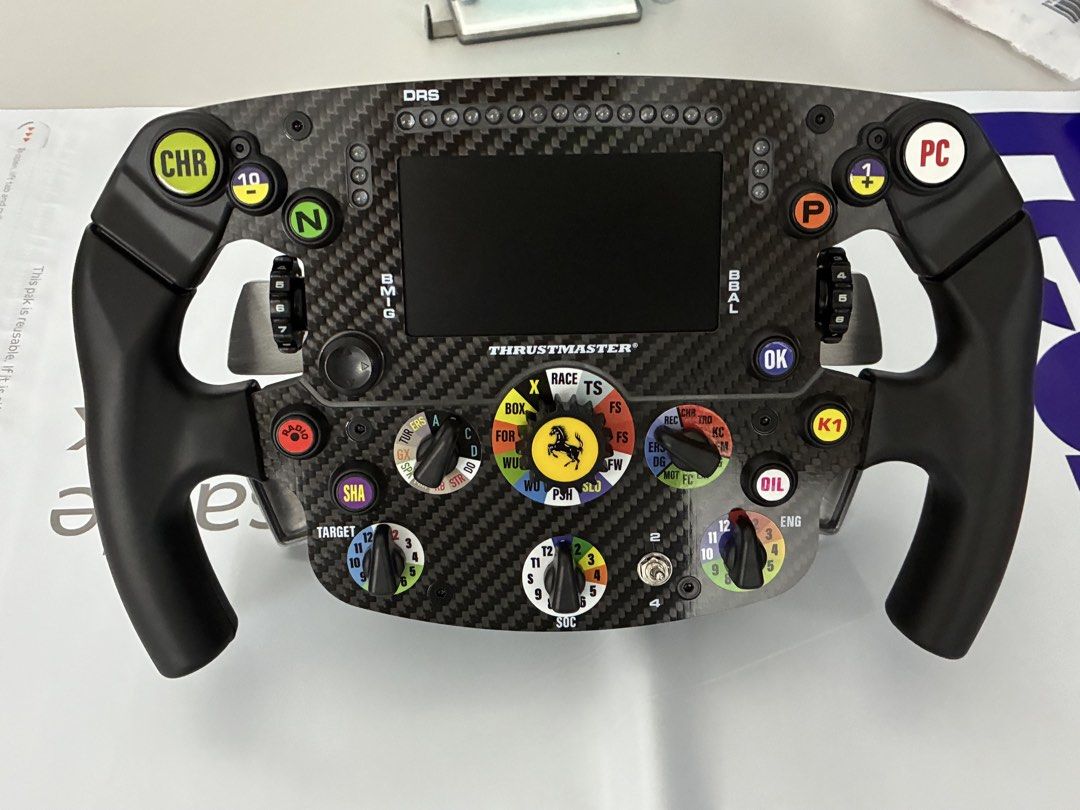 Thrustmaster 法拉利 Ferrari F1 一級方程式賽車 SF-25 SF25 方向盤 軚盤 Steering Wheel Sim Racer 模擬賽車 PS Xbox PC （分類：手掣）位於 Hong Kong。 由 aywk5382 提交（商品編號 1460877230，圖片 2）。簡介： 新淨小少用，運作正常，無花無爛接近全新，有盒。