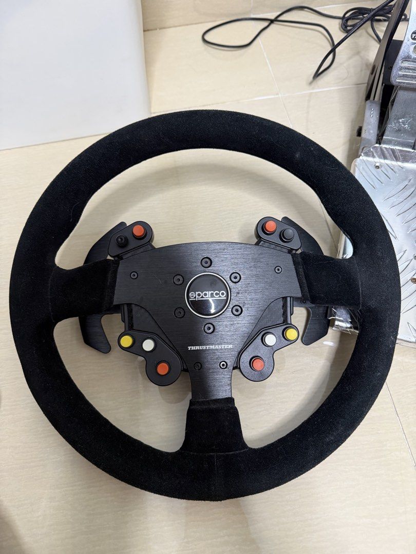 Thrustmaster Rally Wheel add-on sparco R383 MOD （分類：遊戲週邊商品）位於 Hong Kong。 由 aa9368 提交（商品編號 1460853416，圖片 1）。簡介： 原價HKD1999 使用頻率 不到10次，使用時均會佩戴賽車手套，成色極新 這款正品R383 Sparco方向盤的1:1複製品，具有360度形狀，直徑為13英寸/33釐米，是所有拉力賽和賽車遊戲的關鍵物品。 TM RALLY WHEEL Add-On Sparco R383 Mod車輪是正品Sparco R383車輪的精確複製品。 它的直徑為13英寸/33釐米，其設計經過磨練，以提供逼真的拉力賽模擬。 即使在最激烈的比賽中，它的絨面革覆蓋物也能提供最佳的舒適度。 其堅固的黑色拉絲金屬面板和碳纖維風格的按鈕區域在Sparco和汽車拉力賽的世界中提供了迷人的體驗，確保了最大的沉浸感。 為電子競技比賽做好準備！ TM RALLY WHEEL Add-On Sparco R38