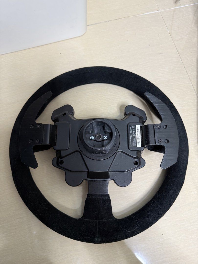 Thrustmaster Rally Wheel add-on sparco R383 MOD （分類：遊戲週邊商品）位於 Hong Kong。 由 aa9368 提交（商品編號 1460853416，圖片 2）。簡介： 原價HKD1999 使用頻率 不到10次，使用時均會佩戴賽車手套，成色極新 這款正品R383 Sparco方向盤的1:1複製品，具有360度形狀，直徑為13英寸/33釐米，是所有拉力賽和賽車遊戲的關鍵物品。 TM RALLY WHEEL Add-On Sparco R383 Mod車輪是正品Sparco R383車輪的精確複製品。 它的直徑為13英寸/33釐米，其設計經過磨練，以提供逼真的拉力賽模擬。 即使在最激烈的比賽中，它的絨面革覆蓋物也能提供最佳的舒適度。 其堅固的黑色拉絲金屬面板和碳纖維風格的按鈕區域在Sparco和汽車拉力賽的世界中提供了迷人的體驗，確保了最大的沉浸感。 為電子競技比賽做好準備！ TM RALLY WHEEL Add-On Sparco R38