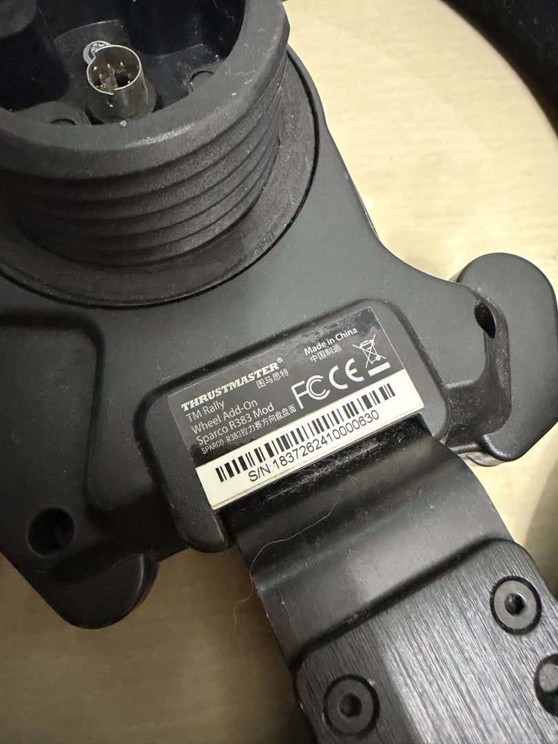 Thrustmaster Rally Wheel add-on sparco R383 MOD （分類：遊戲週邊商品）位於 Hong Kong。 由 aa9368 提交（商品編號 1460853416，圖片 3）。簡介： 原價HKD1999 使用頻率 不到10次，使用時均會佩戴賽車手套，成色極新 這款正品R383 Sparco方向盤的1:1複製品，具有360度形狀，直徑為13英寸/33釐米，是所有拉力賽和賽車遊戲的關鍵物品。 TM RALLY WHEEL Add-On Sparco R383 Mod車輪是正品Sparco R383車輪的精確複製品。 它的直徑為13英寸/33釐米，其設計經過磨練，以提供逼真的拉力賽模擬。 即使在最激烈的比賽中，它的絨面革覆蓋物也能提供最佳的舒適度。 其堅固的黑色拉絲金屬面板和碳纖維風格的按鈕區域在Sparco和汽車拉力賽的世界中提供了迷人的體驗，確保了最大的沉浸感。 為電子競技比賽做好準備！ TM RALLY WHEEL Add-On Sparco R38