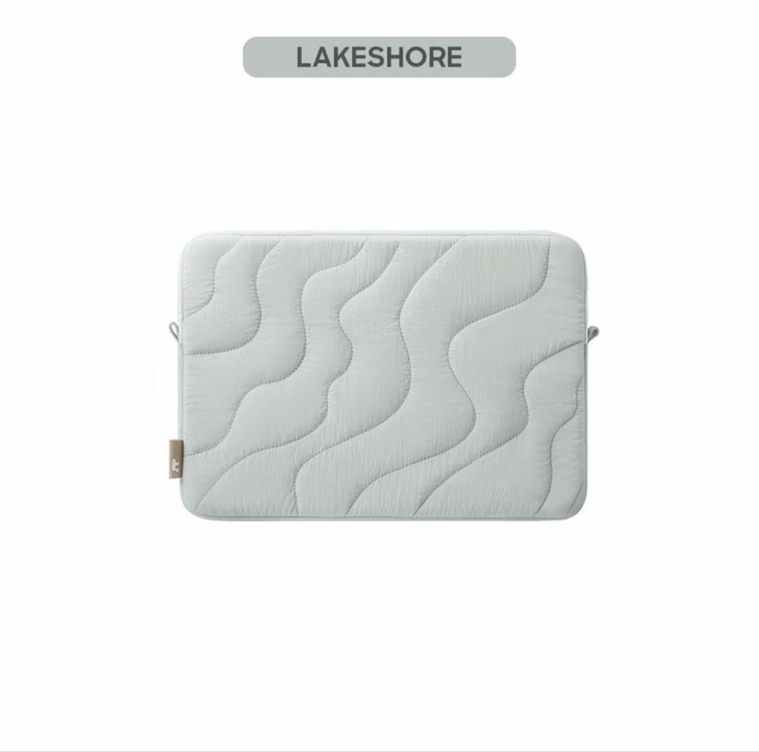 tomtoc 14" MacBook Pro Terra-A27 Puffy Laptop Sleeve (Category: Laptop Bags & Sleeves) located in Makati City. Submitted by elohenceee (Listing ID 1460794002, Image 1). Description: Rfs: maling size nabili - Grey puffy sleeve fits 14" MacBook Pro - Made from 100% recycled nylon - Features CornerArmor technology for enhanced protection - Lightweight and eco-friendly design - Keep your laptop safe and stylish.