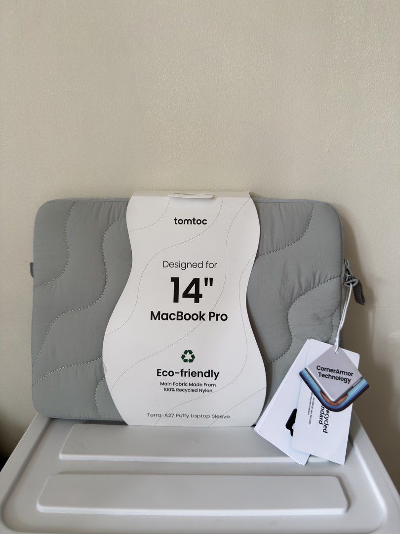 tomtoc 14" MacBook Pro Terra-A27 Puffy Laptop Sleeve (Category: Laptop Bags & Sleeves) located in Makati City. Submitted by elohenceee (Listing ID 1460794002, Image 2). Description: Rfs: maling size nabili - Grey puffy sleeve fits 14" MacBook Pro - Made from 100% recycled nylon - Features CornerArmor technology for enhanced protection - Lightweight and eco-friendly design - Keep your laptop safe and stylish.
