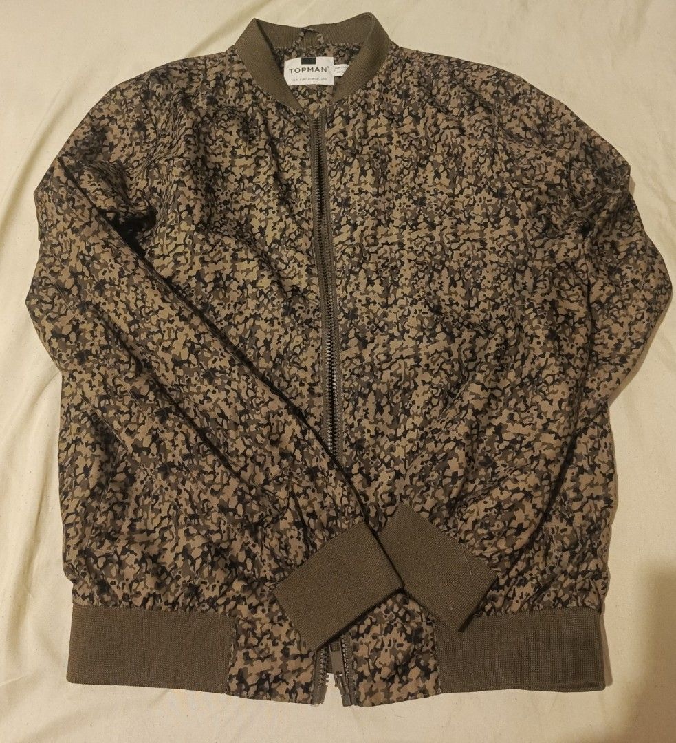 Topman Camo Bomber Jacket (Category: Coats, Jackets and Outerwear) located in Caloocan City. Submitted by yuuuuaaann (Listing ID 1460917233, Image 1). Description: decluttering; never used size S meetup or delivery (shipping fee; buyer's expense).