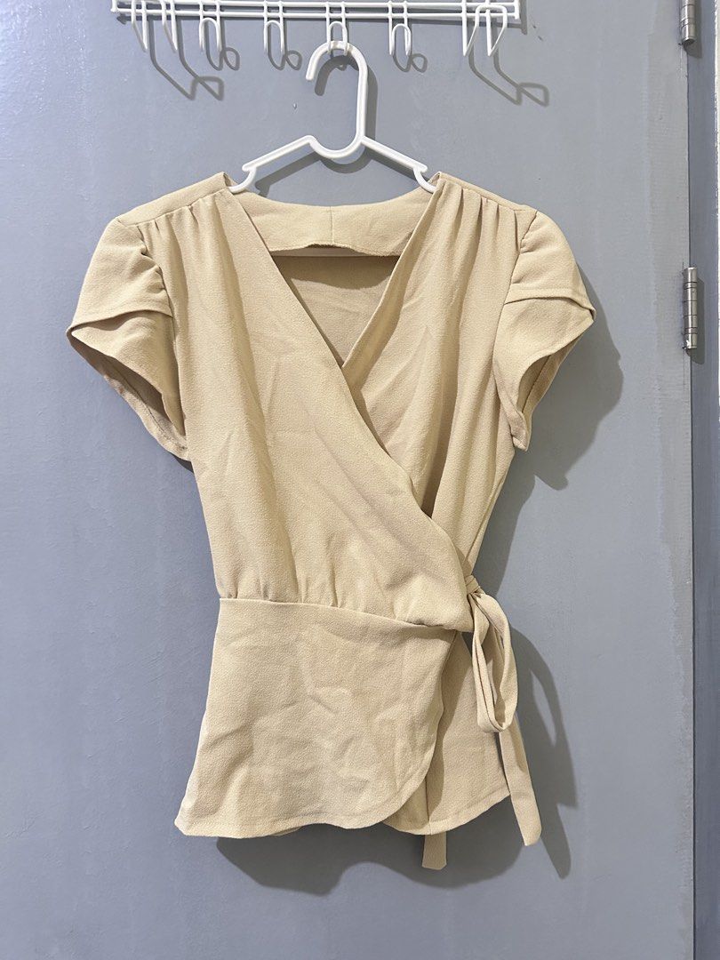Tops for Sale 250 each (Category: Others Tops) located in Quezon City. Submitted by featherdarling (Listing ID 1460798527, Image 3). Description: personal used tops not Ukay 250 each fits small to medium frames.