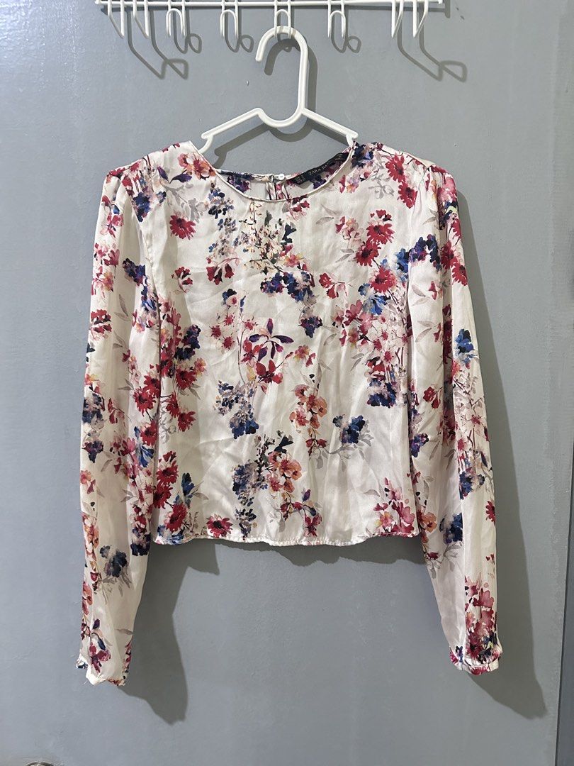 Tops for Sale 250 each (Category: Others Tops) located in Quezon City. Submitted by featherdarling (Listing ID 1460798527, Image 1). Description: personal used tops not Ukay 250 each fits small to medium frames.