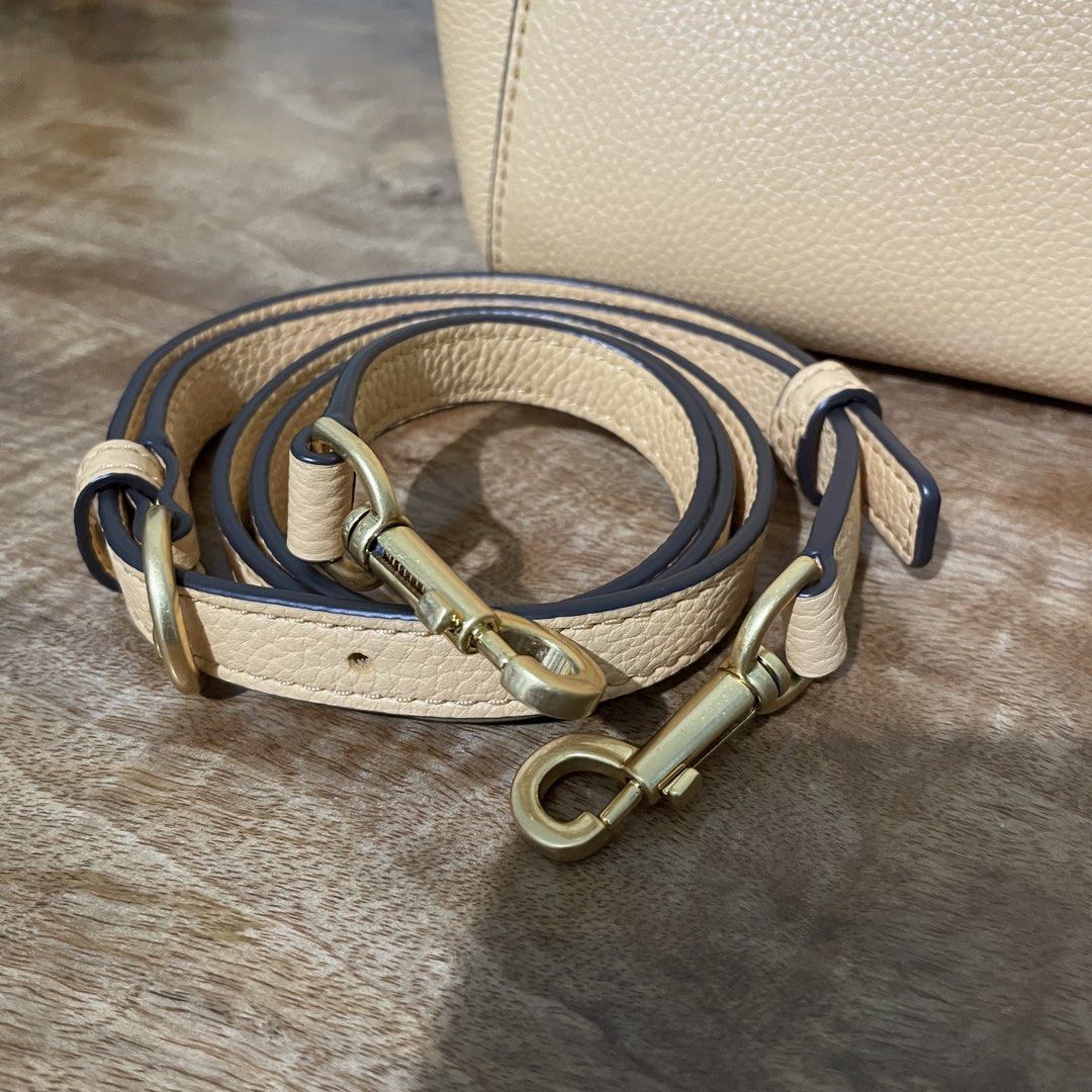 Tory Burch Mcgraw bucket (Category: Luxury Bags & Wallets) located in Manila. Submitted by shnqlbio (Listing ID 1460870468, Image 2). Description: Minor signs of used still in excellent condition.