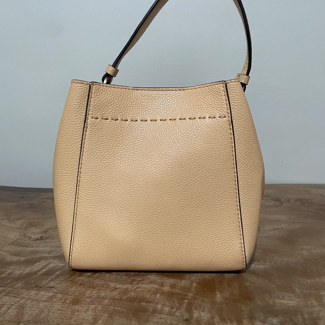 Tory Burch Mcgraw bucket (Category: Luxury Bags & Wallets) located in Manila. Submitted by shnqlbio (Listing ID 1460870468, Image 3). Description: Minor signs of used still in excellent condition.