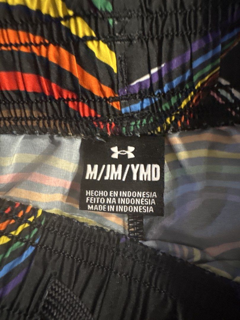 Under Armour Kids' quick dry shorts 彩虹圖案運動短褲 兒童速乾短褲M/JM/YMD （分類：運動服裝）位於 Hong Kong。 由 angangcy 提交（商品編號 1460775439，圖片 2）。簡介： Under Armour 嘅運動短褲，買咗返嚟小朋友唔鍾意 未着過 正價買返嚟時三百幾蚊 呢個係特別款 黑色底加彩虹色嘅波浪圖案，好搶眼。腰位有橡筋，著得舒服。尺寸係 M/JM/YMD，啱細路。