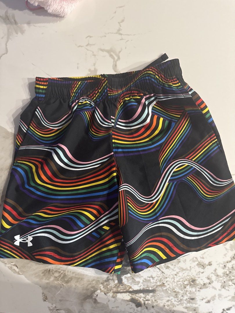 Under Armour Kids' quick dry shorts 彩虹圖案運動短褲 兒童速乾短褲M/JM/YMD （分類：運動服裝）位於 Hong Kong。 由 angangcy 提交（商品編號 1460775439，圖片 1）。簡介： Under Armour 嘅運動短褲，買咗返嚟小朋友唔鍾意 未着過 正價買返嚟時三百幾蚊 呢個係特別款 黑色底加彩虹色嘅波浪圖案，好搶眼。腰位有橡筋，著得舒服。尺寸係 M/JM/YMD，啱細路。