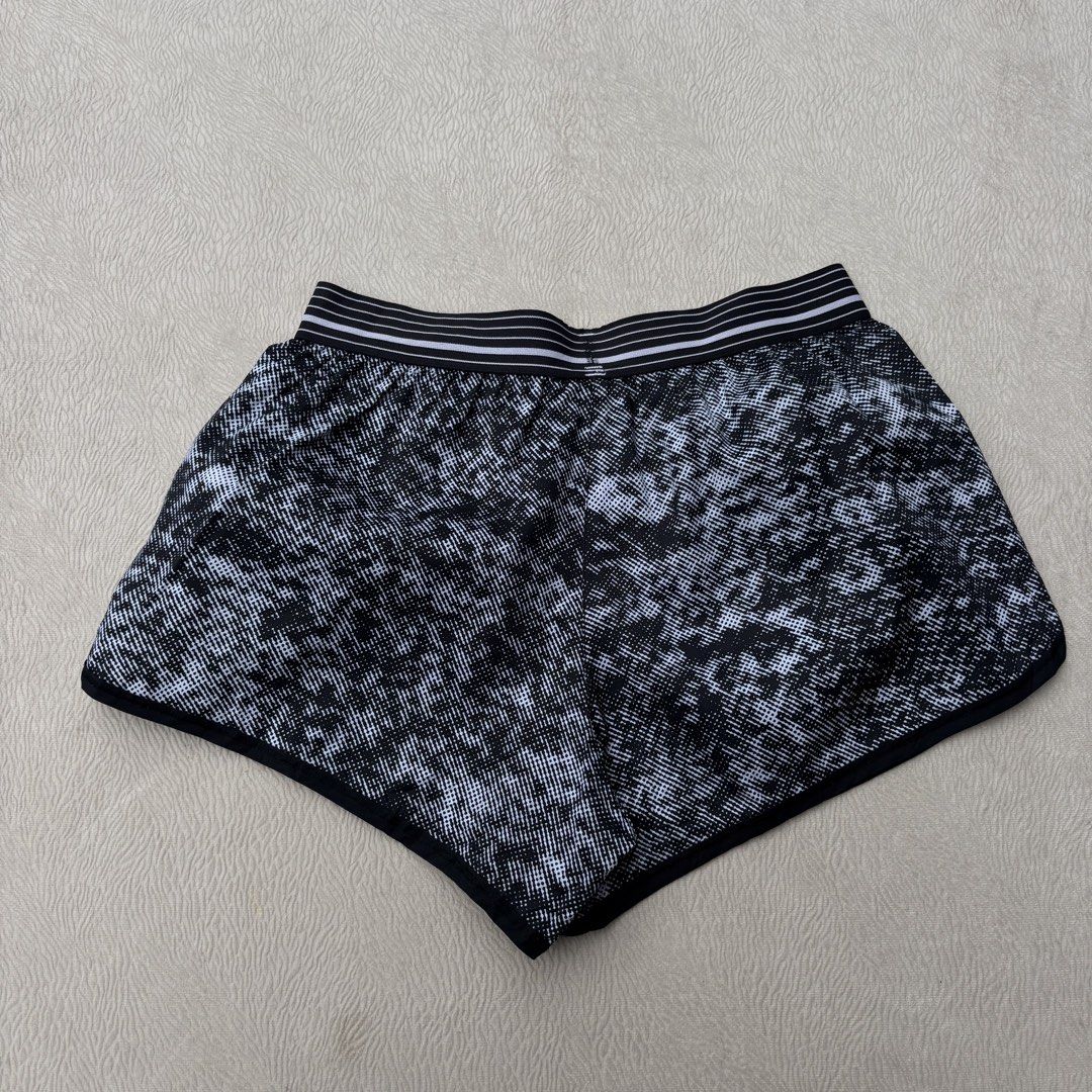 Under Armour Running Shorts (Category: Shorts) located in Baybay. Submitted by thrift.ed2023 (Listing ID 1460719209, Image 2). Description: Under Armour Running Shorts 24” to 30” Waistline Stretchable No Issue Need Wash Good as New.